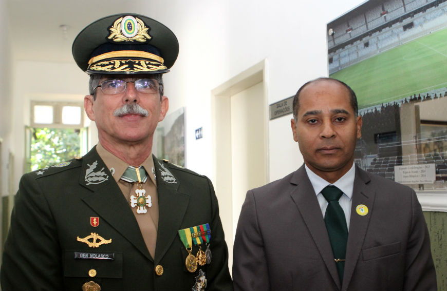 O comandante da 4ª Região Militar, general Henrique Nolasco, e o diretor de Segurança Institucional do TCE (Foto: Thiago Rios)